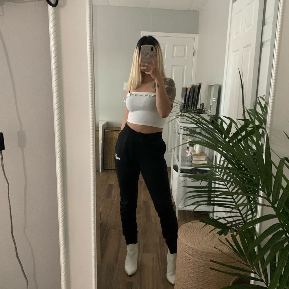 PUMA ESSENTIALS BLACK SWEATPANTS